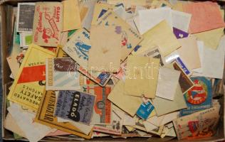 1465 db vegyes magyar és külföldi gyufacímke dobozban