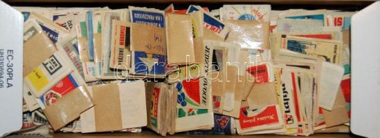 kis doboz vegyes magyar és külföldi gyufásdoboz számolatlanul kb 600 db