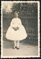 1939 Lány kerepesi népviseletben, hátoldalon feliratozott fotó, 8,5×5,5 cm
