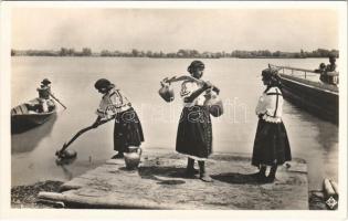 Mohács, vízhordó leányok, magyar folklór, népviselet