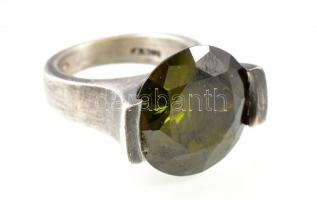 Ezüst (Ag) gyűrű, üveg kőberakással, jelzett, méret: 51, bruttó: 14, 97 gr.
