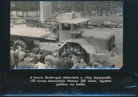 1957 Párizs, a világ legnagyobb teherautója a Berliet-gyárból, fotó külön felirattal, hátoldalon feliratozott sajtófotó, 9×15 cm