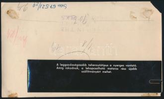 Nyerges vontató, fotó külön felirattal, sarka hiányos, felületén törésnyom, 13×22 cm