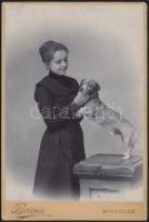 cca 1900 Lány kutyával, keményhátú fotó Barna miskolci műterméből, 16,5×10,5 cm