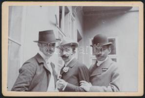 cca 1900 Kalapos férfiak, keményhátú fotó, 6×9 cm