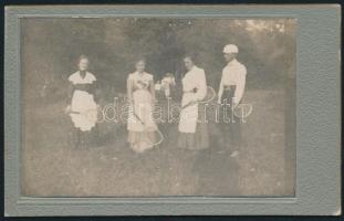 1903 Teniszezők kamaraerdőn, keményhátú fotó, 6,5×10,5 cm