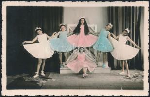 cca 1930 Kézdivásárhely, táncoslányok, színezett fotólap, 9×13,5 cm