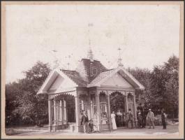 cca 1900 Dés, forráspavilon, kartonra kasírozott fotó Gábre Árpád műterméből, sérült karton, felirat...