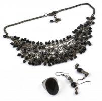 Fekete gyöngyökkel díszített többsoros nyaklánc + fekete üveg berakásos gyűrű + egy pár fülbevaló, h: 42 cm