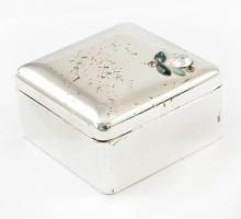 Swarovski kristályokkal díszített fém ékszertartó dobozka, kopásnyomokkal, eredeti papírdobozában, 5,5x5,5x3 cm
