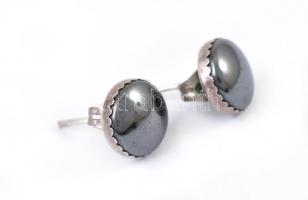 Ezüst(Ag) fekete köves fülbevalópár, jelzett, d: 0,7 cm, bruttó: 1,88 g