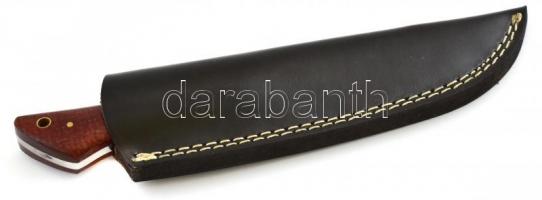 Damaszkuszi acél kés vésett, díszített pengével, lakkozott festett nyéllel, bőr tokkal. 22,5 cm