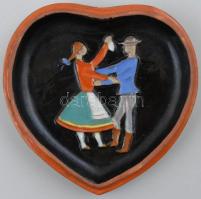 Gádor István (1891-1984): Szív alakú tálka táncoló párral, mázas kerámia zománc berakásokkal, jelzett, apró kopásokkal, 10×10×1,5 cm