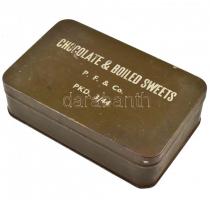 cca 1944 Brit II. világháborús katonai csokoládé és édesség fém hadtáp doboz, "CHOCOLATE & BOILED SWEETS P. F. & Co. PKD. 3/44" felirattal, kopásnyomokkal, 6x14x21,5 cm.