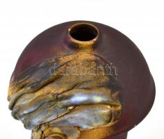 Azonosítatlan jelzéssel: Díszváza. Mázas kerámia, kézzel festett, jelzett. Kisebb kopásokkal. 17 cm