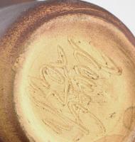 Azonosítatlan jelzéssel: Díszváza. Mázas kerámia, kézzel festett, jelzett. Kisebb kopásokkal. 17 cm