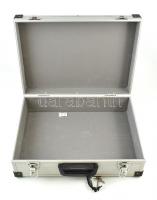 Fém bőrönd kulcsokkal, újszerű állapotban, 46x33x15 cm