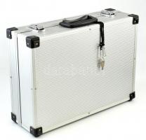 Fém bőrönd kulcsokkal, újszerű állapotban, 46x33x15 cm