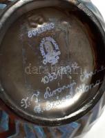 Zsolnay porcleán egyedi bonbonniere absztrakt mintával: formaterv: T. Surányi Anna, festés: Szűcs Il...