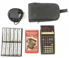 Retro Texas Instruments SR-52 programozható tudományos zsebszámológép-számítógép, 1975-77 körül, eredeti használati utasítással, tápkábellel, bőr táskában, nem működik, 8,3×16,3×4,3 cm