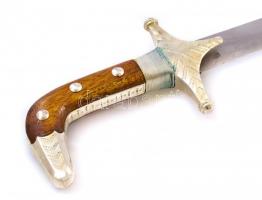 XX. sz vége: Arab díszkard Katarból. Jelzett, hüvellyel, kardbojtokkal 99 cm. Díszdobozban, csat hiá...