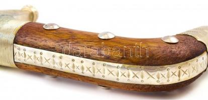 XX. sz vége: Arab díszkard Katarból. Jelzett, hüvellyel, kardbojtokkal 99 cm. Díszdobozban, csat hiá...