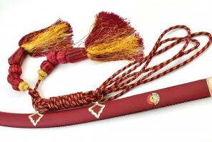 XX. sz vége: Arab díszkard Katarból. Jelzett, hüvellyel, kardbojtokkal 99 cm. Díszdobozban, csat hiá...