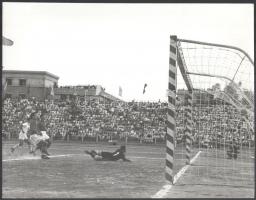 cca 1960 Budapest, futballmérkőzés a Népstadionban, fotó, felületén törésnyomok, alján apró szakadással, 23,5×30 cm