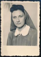 1944 Sopron, vöröskeresztes nővér, feliratozott fotó, 8,5×6 cm