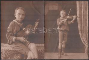 1922 Kisfiú hegedűvel, 2 db fotó, Rozgonyi hidegpecséttel jelzett fotója, felületén törésnyomok, 20×14,5 cm