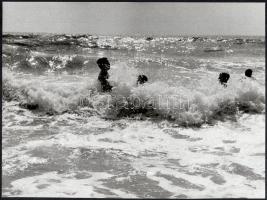 Marosi László (?-): Surf-bathing, feliratozott, pecséttel jelzett fotó, 24×33 cm