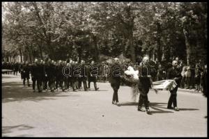 Felvonulás Budapesten, 8 db negatív kocka tekercsben