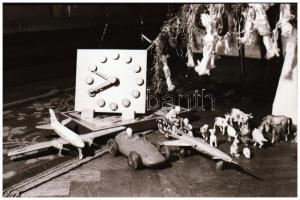 cca 1960-1970 Retró gyerekjátékok a karácsonyfa alatt, 11 db negatív kocka tekercsben