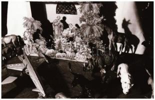 cca 1960-1970 Retró gyerekjátékok a karácsonyfa alatt, 11 db negatív kocka tekercsben