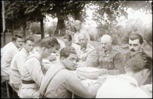 cca 1940-1945 Katonákat, tiszteket ábrázoló fotónegatívok, 12 db, vegyes méretben