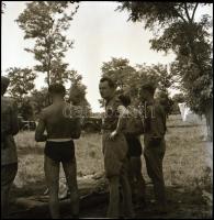 cca 1940-1945 Katonákat, tiszteket ábrázoló fotónegatívok, 12 db, vegyes méretben