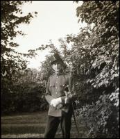 cca 1940-1945 Katonákat, tiszteket ábrázoló fotónegatívok, 12 db, vegyes méretben