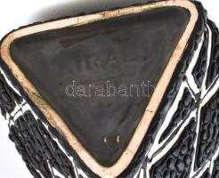 Király nagy méretű háromszöglető fekete.fehér padlóváza. Mázas kerámia, kézzel festett, kis kopással...