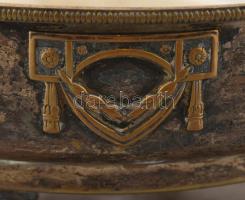 Alpakka talpas kínáló fülekkel, kopottas állapotban, nem hozzá tartozó üveg tállal, d: 20 cm, m: 13 ...