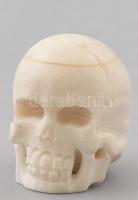 Csontból faragott kis méretű koponya. 3 cm