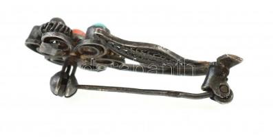 Ezüst (Ag) kitűző türkiz, korall berakásokkal 2,3 g