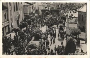 1940 Marosvásárhely, Targu Mures; bevonulás, magyar és horogkeresztes zászlók / entry of the Hungarian troops, swastika flag