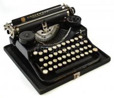 cca 1915 Underwood amerikai hordozható írógép, kissé kopott állapotban, magyar billentyűzettel, eredeti, kicsit viseltes tokkal, 31x30x13,5 cm / Underwood US typewriter with Hungarian keyboard, with some minor wear, in original case, 31x30x13,5 cm