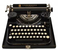 cca 1915 Underwood amerikai hordozható írógép, kissé kopott állapotban, magyar billentyűzettel, ered...