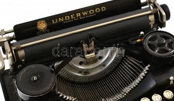 cca 1915 Underwood amerikai hordozható írógép, kissé kopott állapotban, magyar billentyűzettel, ered...