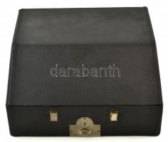 cca 1915 Underwood amerikai hordozható írógép, kissé kopott állapotban, magyar billentyűzettel, ered...