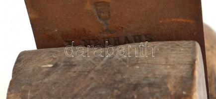 Régi fa asztalos gyalu, a késen "R. Neuhaus Garantie" jelzéssel, h: 24 cm
