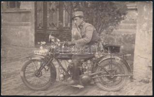cca 1915 Saroléa motorkerékpáron, pecséttel jelzett fotólap, kopásokkal, szakadással, 8,5×13,5 cm