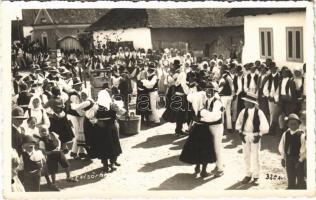 Felsőrákos, Racosul de Sus; erdélyi népviselet, folklór / Transylvanian folklore, traditional costumes. Kováts István (Székelyudvarhely) photo (EK)