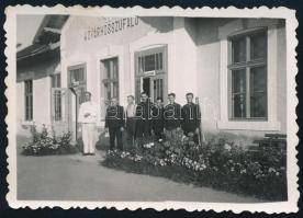cca 1940 Kővárhosszúfalu (Erdély, Máramaros), vasútállomás és személyzete, fotó, 6×8,5 cm